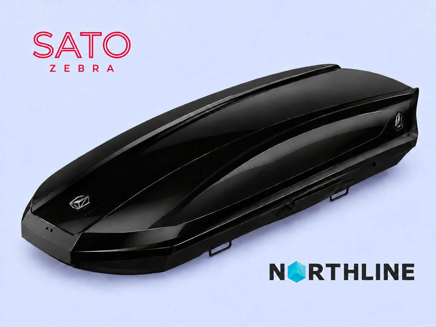 Lesklý čierny autobox Northline RoadSpace s čiernym dnom v šikmom štúdiovom pohľade, bez polepu SATO ZEBRA.